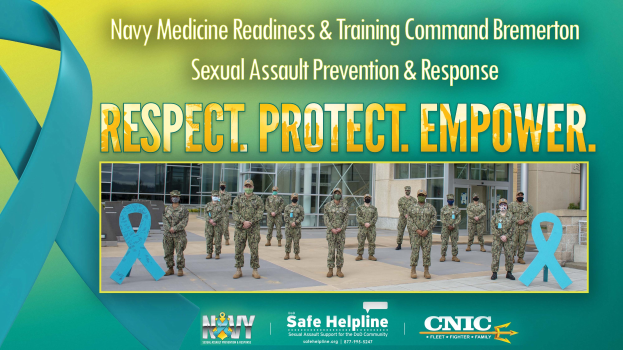 Plakat mit Navy-Personal in Uniform vor einem Gebäude mit Text, der "Navy Medicine Readiness & Training Command Bremerton: Sexual Assault Prevention & Response - Respect, Protect, Empower" bewirbt.
