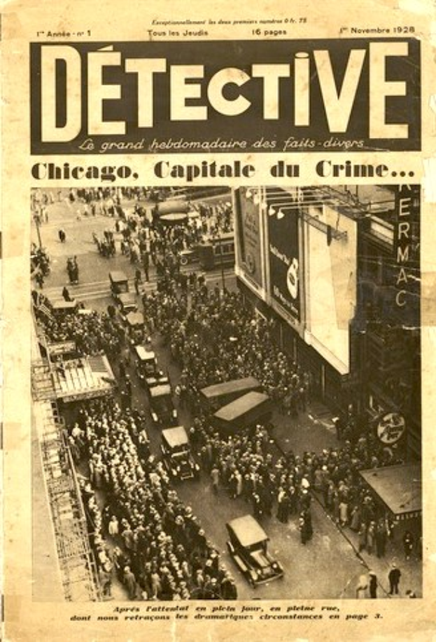 Schwarz-weißes Bild einer alten Zeitung mit der Schlagzeile "Detektiv, Chicago, Hauptstadt der Verbrechen", das eine Menschenmenge und Fahrzeuge auf einer Straße mit Gebäuden im Hintergrund zeigt.