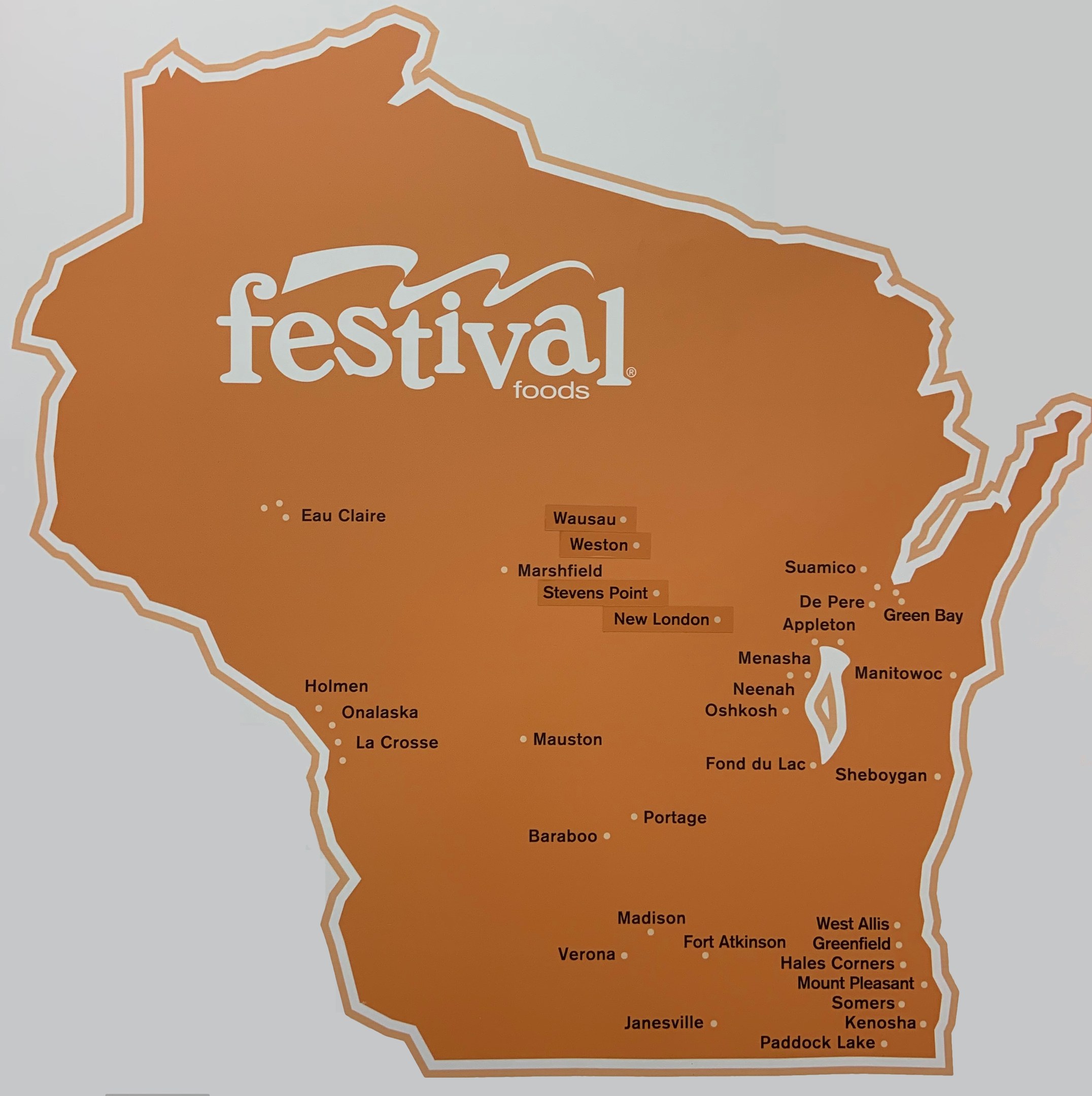 Ein lebendiger Plakat einer Wisconsin-Karte voller bunter Lebensmittel, markiert mit "Festival Foods."