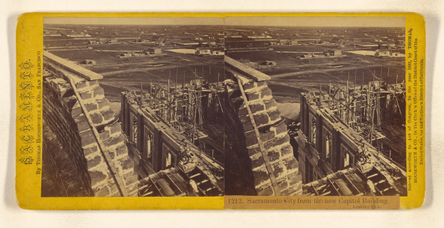Schwarz-weiß-Foto eines teilweise errichteten Gebäudes mit Werkzeugen und Materialien drumherum, auf einer weißen Oberfläche mit Text und Collage.