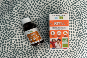 Eine Flasche Granions Kid Bio Sonnel und ihre Schachtel auf einem Tisch, mit sichtbarem Text auf der Schachtel.