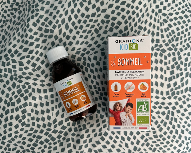 Eine Flasche Granions Kid Bio Sonnel und ihre Schachtel auf einem Tisch, mit sichtbarem Text auf der Schachtel.