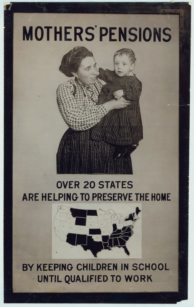 Eine Frau mit einem Baby im Arm vor einem Plakat mit der Aufschrift 'Mütterrenten: Über 20 Bundesstaaten helfen, das Zuhause zu bewahren'.