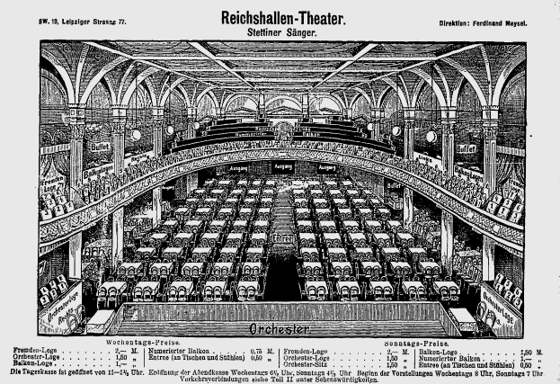 Schwarzes und weißes architektonisches Zeichnung des Reichshallen Theaters in Berlin, das das Auditorium mit Stuhlreihen, Säulen und Decke zeigt, mit Text unten.
