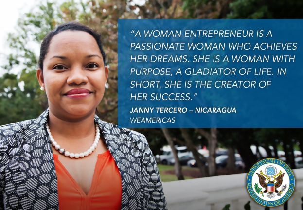 Eine Frau in einer schwarzen und weißen Jacke und einem orangen Kleid steht draußen mit Bäumen, Fahrzeugen und Himmel im Hintergrund; Text auf der rechten Seite beschreibt sie als zielstrebige Unternehmerin.