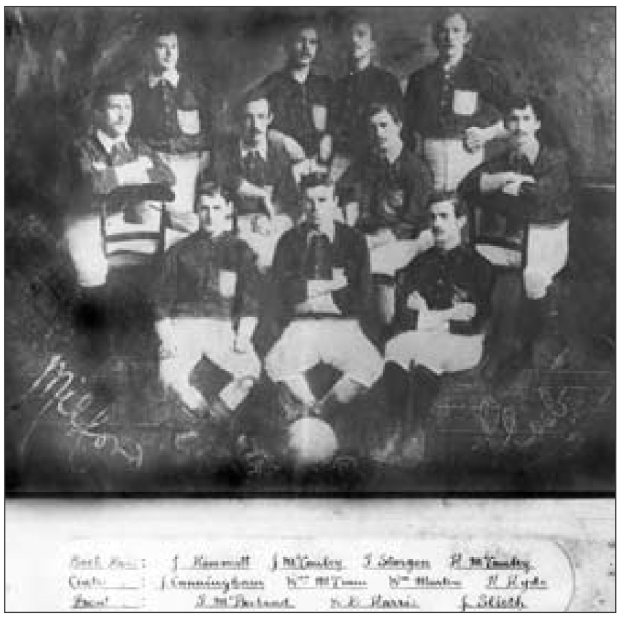 Schwarzes und weißes Foto einer Fußballmannschaft aus den 1920er Jahren, die in einem Halbkreis sitzt und steht, mit Text unten, der wahrscheinlich den Namen der Mannschaft und das Jahr angibt.