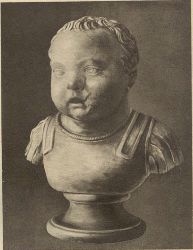 Ein Schwarz-Wei├č-Bildnis eines Kindes auf einem Sockel, mit ernstem Gesichtsausdruck, direkt in die Kamera schauend, mit der Beschriftung "Bildnis eines Kindes" unten.