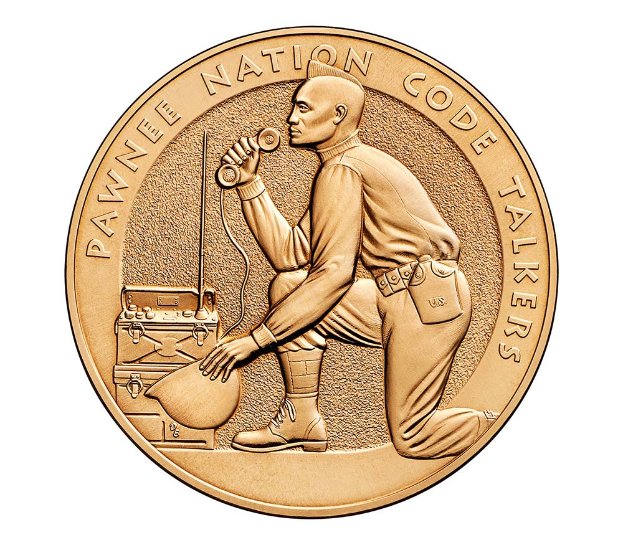 Eine Goldmünze mit der Aufschrift "Pawnee Nation Code Talkers" und einem Bild einer Person mit einem Telefon und einer Box.